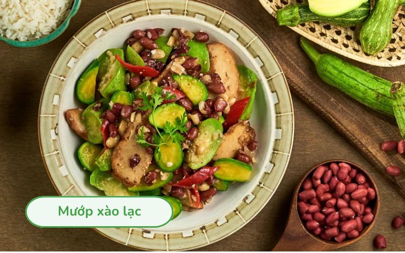 Món mướp xào lạc xanh mướt, lạc bùi vàng nổi bật