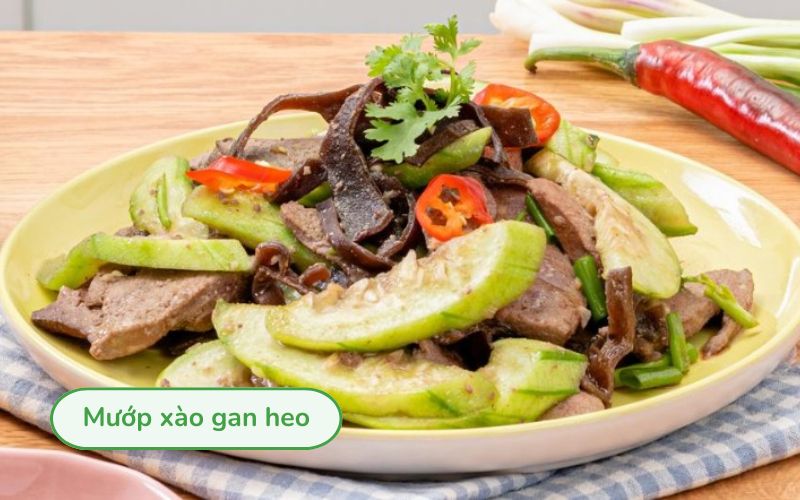 Món mướp xào gan heo với mướp xanh mướt, gan heo mềm bùi