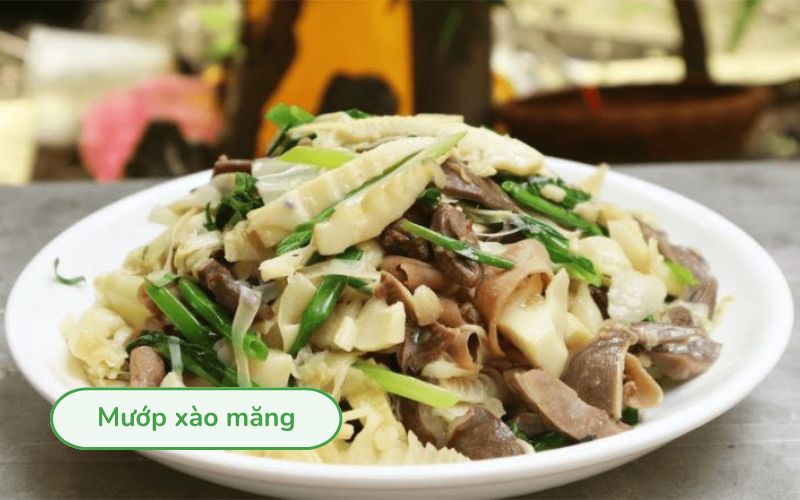 Món mướp xào măng xanh mướt, mướp mềm ngọt hòa với măng giòn