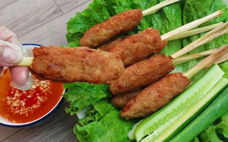 Nem lụi nướng sả thơm ngon, món ăn vặt được yêu thích của người Việt