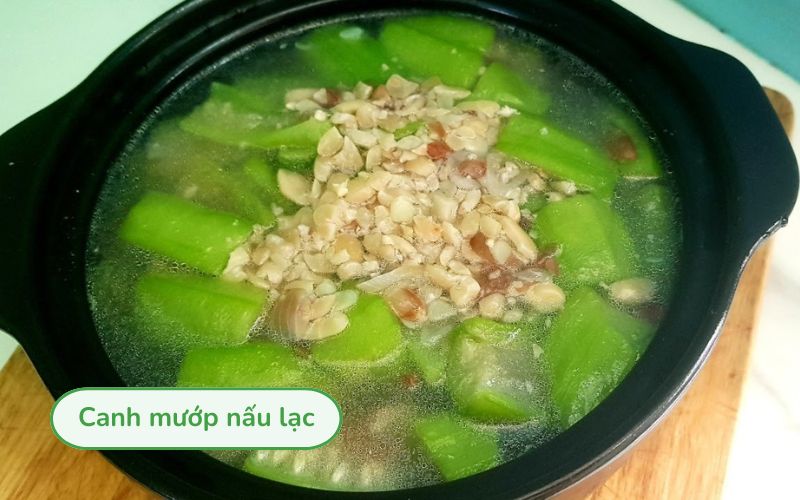 Canh mướp nấu lạc với mướp xanh mềm và hạt lạc bùi béo nổi trong nước canh trong ngọt